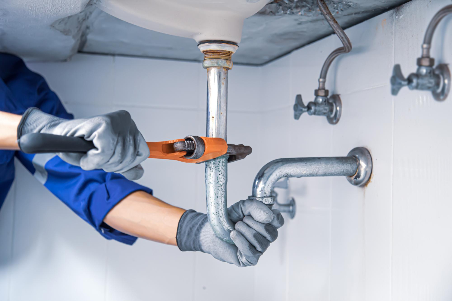 Uh-Oh, A Broken Pipe! What Should You Do First?